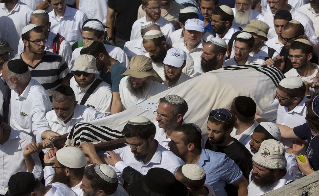 Miles de israelíes acuden a funeral por víctimas de ataques