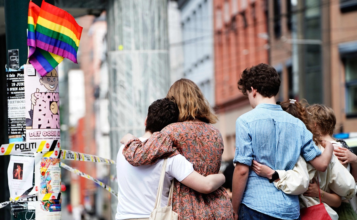 "Las balas no pueden matar al amor": rinden homenaje a víctimas tras tiroteo contra comunidad LGBTTTI+ en Noruega