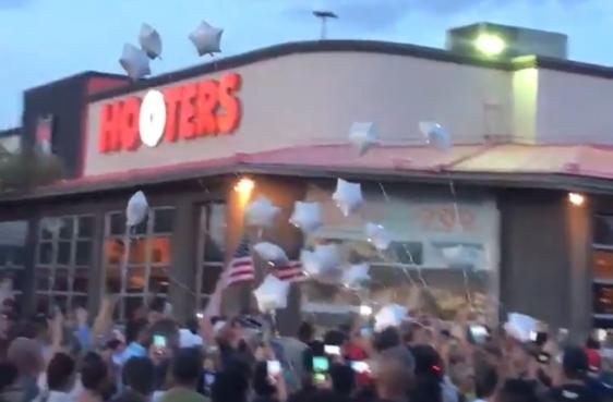 Lanzan globos blancos en memoria de víctimas del tiroteo en El Paso