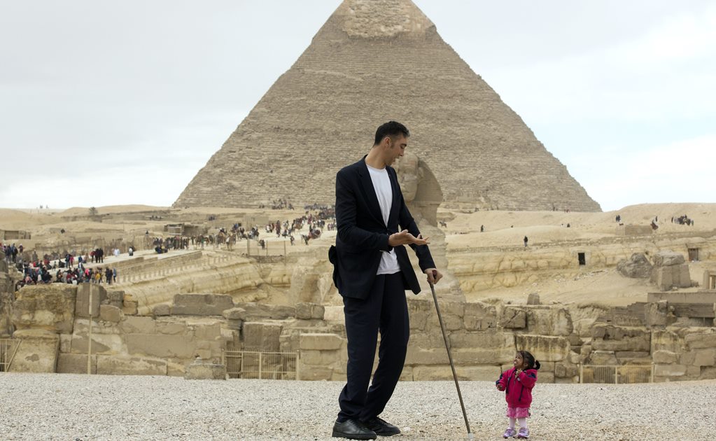 ​El hombre más alto y la mujer más pequeña se reúnen en Egipto
