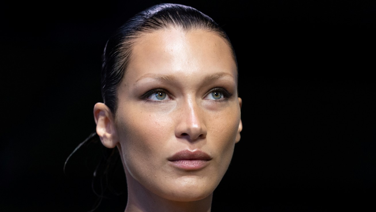 Bella Hadid deja poco a la imaginación con un escote casi al ombligo de la firma Versace