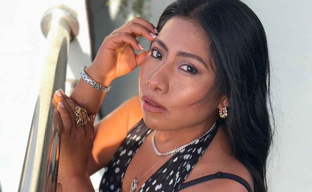 Yalitza Aparicio combina linda minifalda con alpargatas de tacón