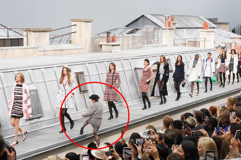 Mujer se cuela en la pasarela de Chanel y Gigi Hadid la escolta a la salida