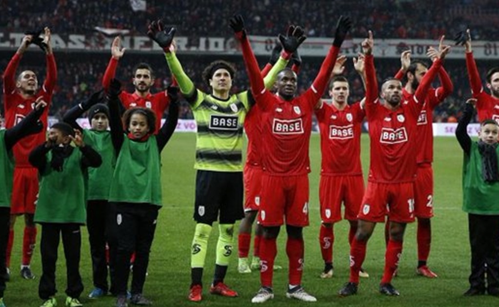 Ochoa y Standard rescatan empate ante sublíder de Bélgica