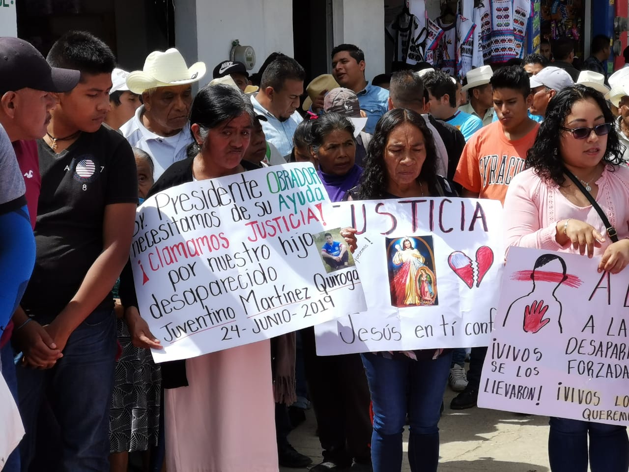Familiares de desaparecidos reciben a AMLO con protestas en Huautla 