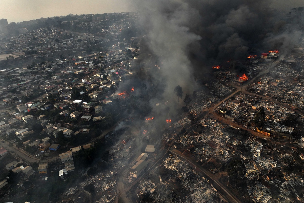 Aumentan a 56 los muertos en los devastadores incendios de Valparaíso en Chile