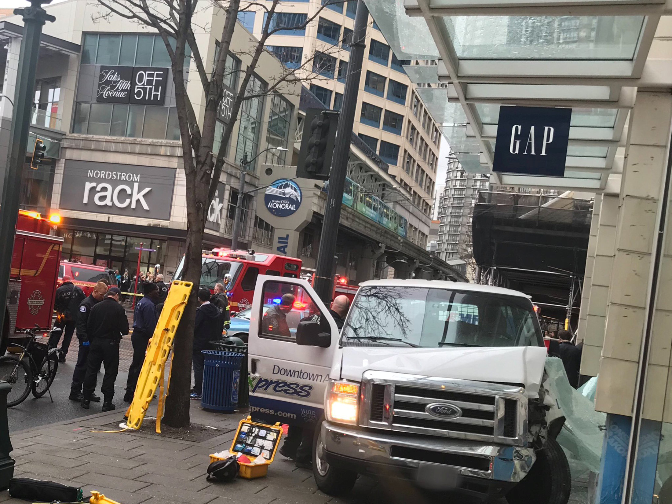Camioneta atropella a multitud en Seattle; hay al menos 4 heridos