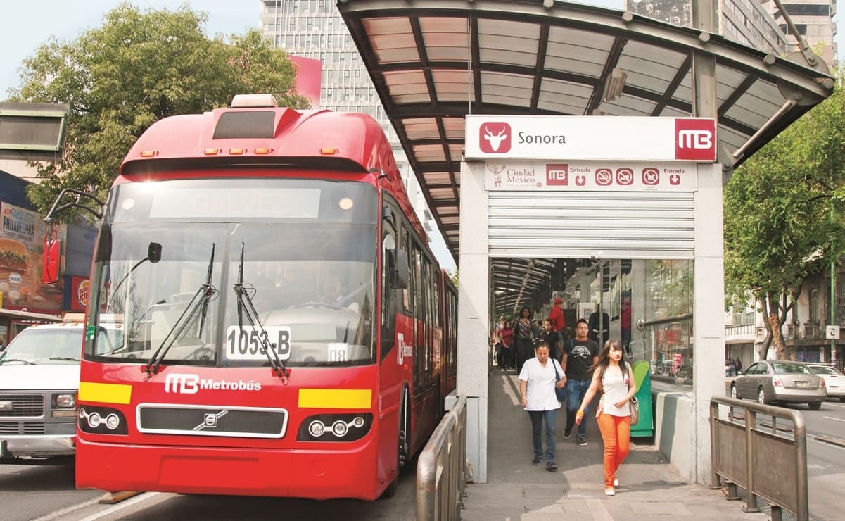 Reportan destrozos en el metrobús tras manifestación de estudiantes 