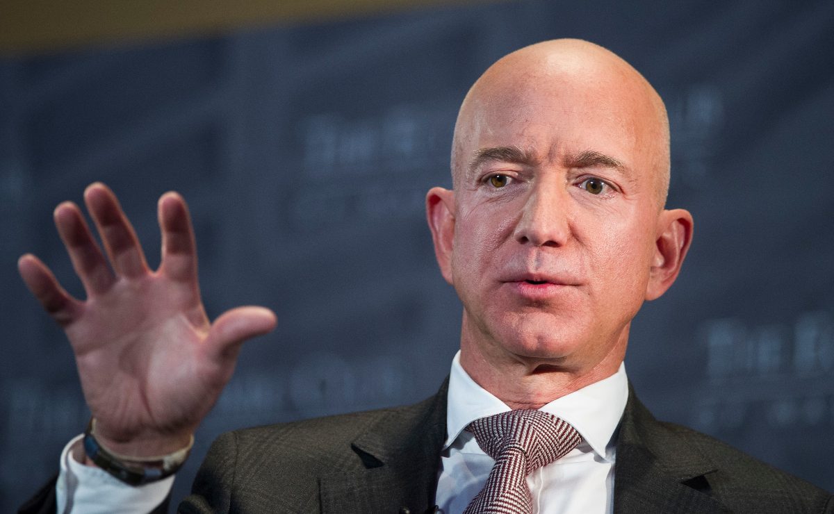 Protestantes colocan una guillotina afuera de la casa de Jeff Bezos 