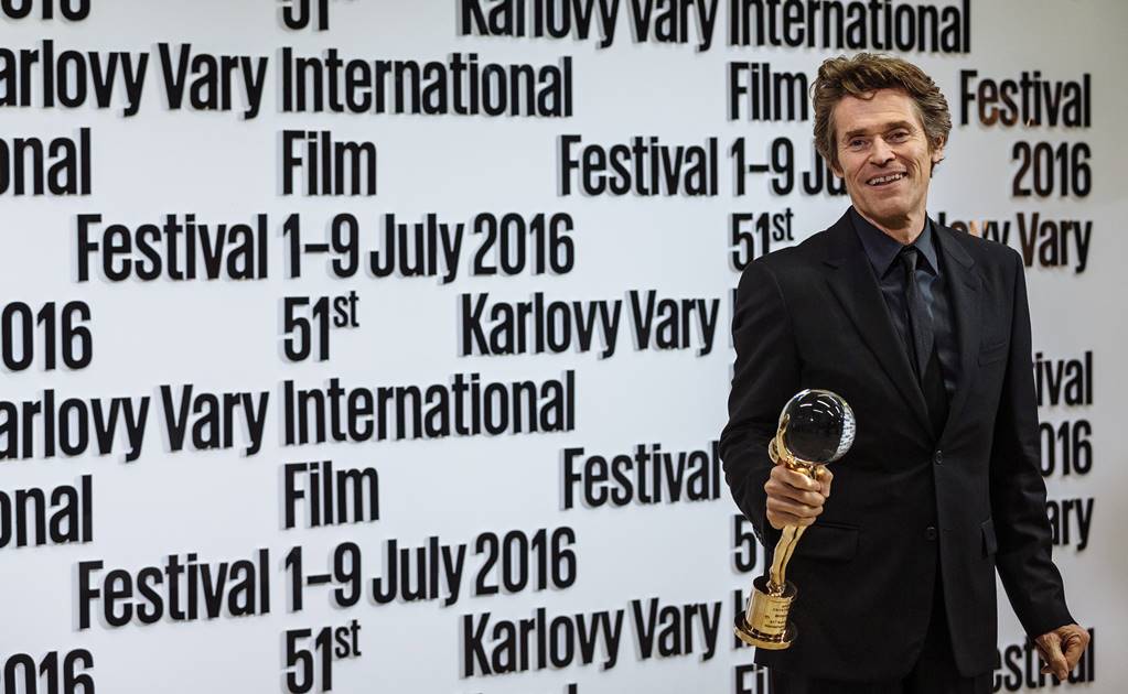 Willem Dafoe recibe el Globo de Cristal en el festival Karlovy Vary