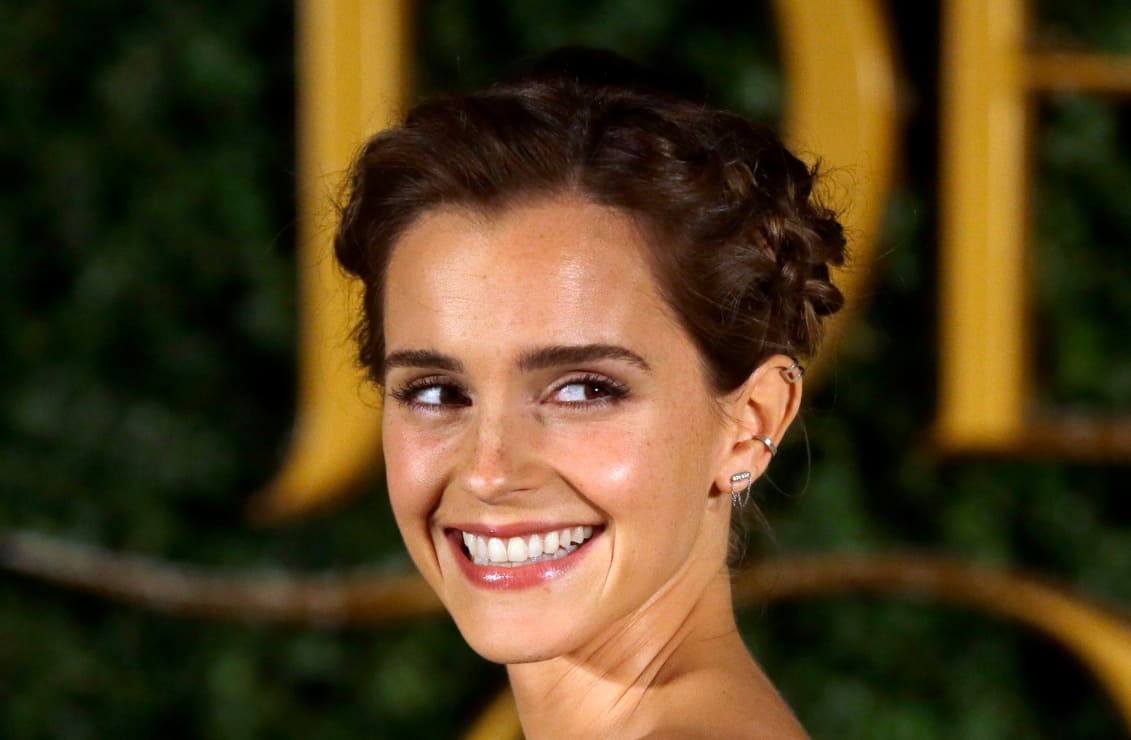 Emma Watson deslumbra con minivestido reciclado de Oscar de la Renta