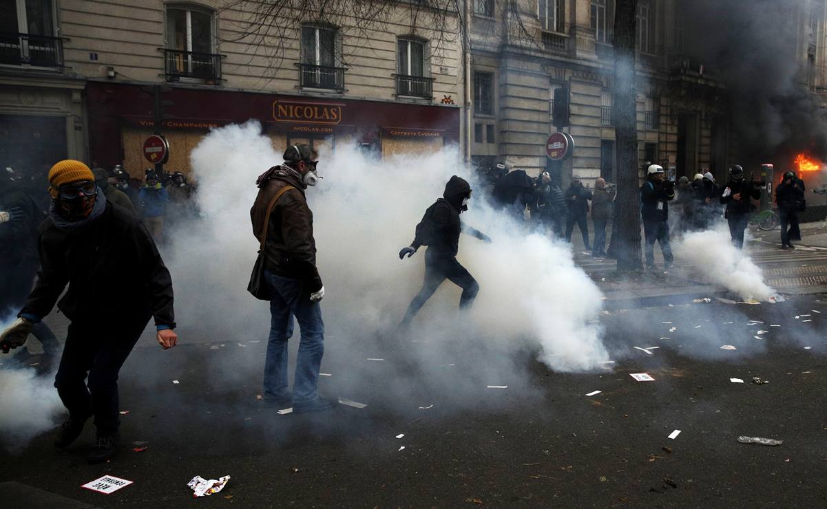 Policía lanza gases lacrimógenos a manifestantes en protesta de Francia