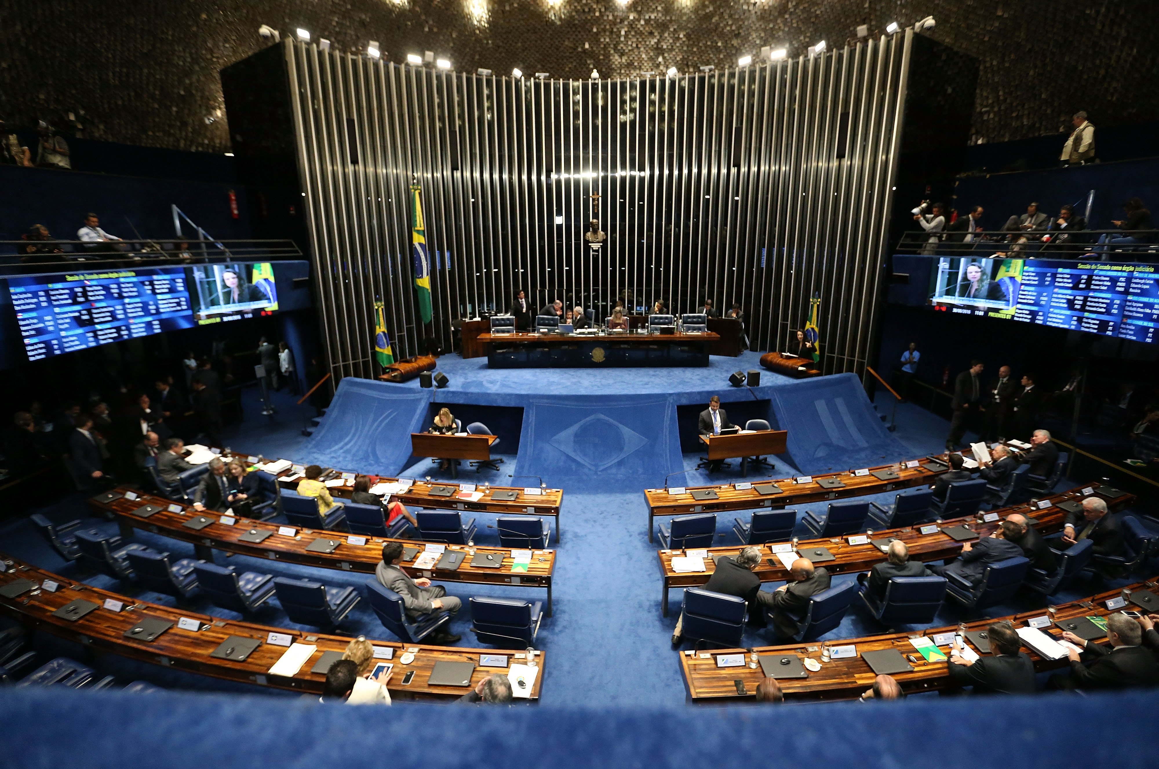 Aplazan para mañana votación final en juicio contra Dilma Rousseff