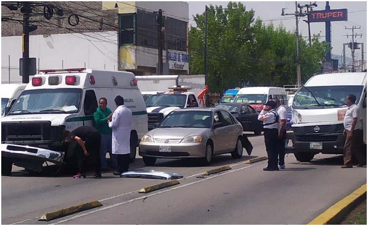Combi del Edomex choca en la avenida López Portillo; hay seis pasajeros lesionados