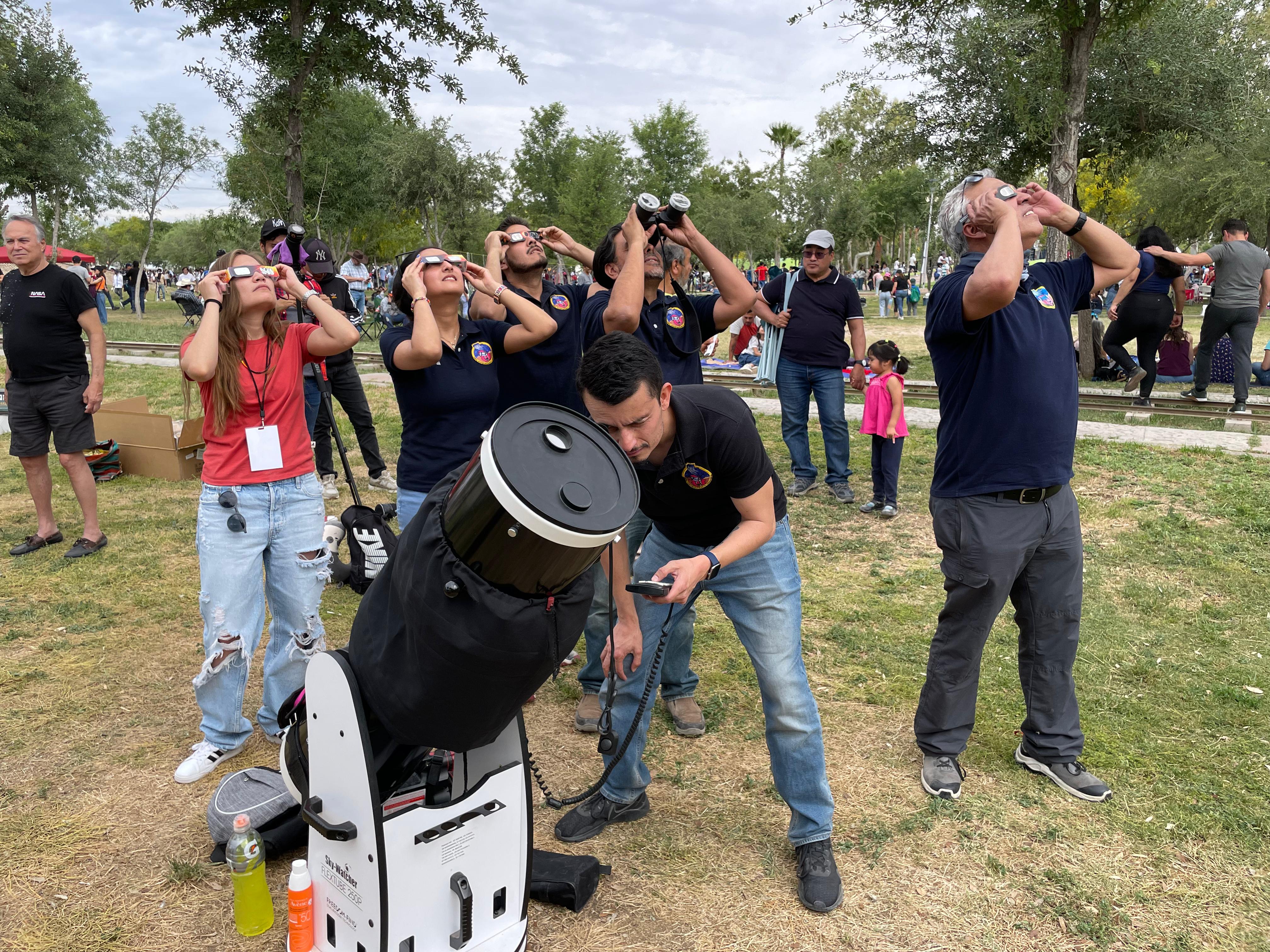 Eclipse solar 2024: "Único e inolvidable", el sentimiento de chicos y grandes al ver como "la luna comía al sol"