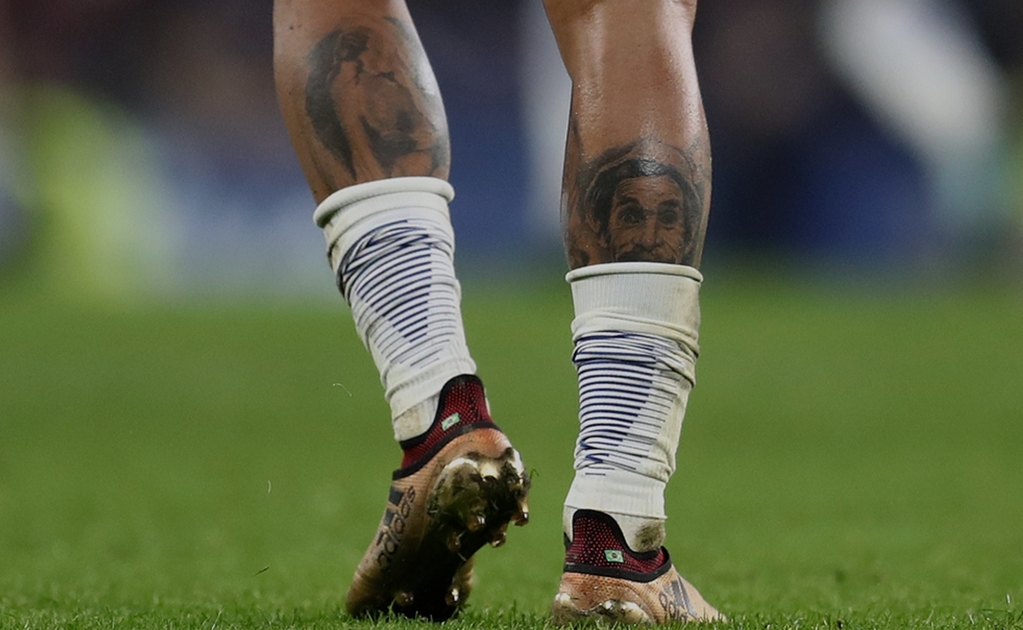 Jugador del Newcastle presume tatuaje de "Don Ramón"