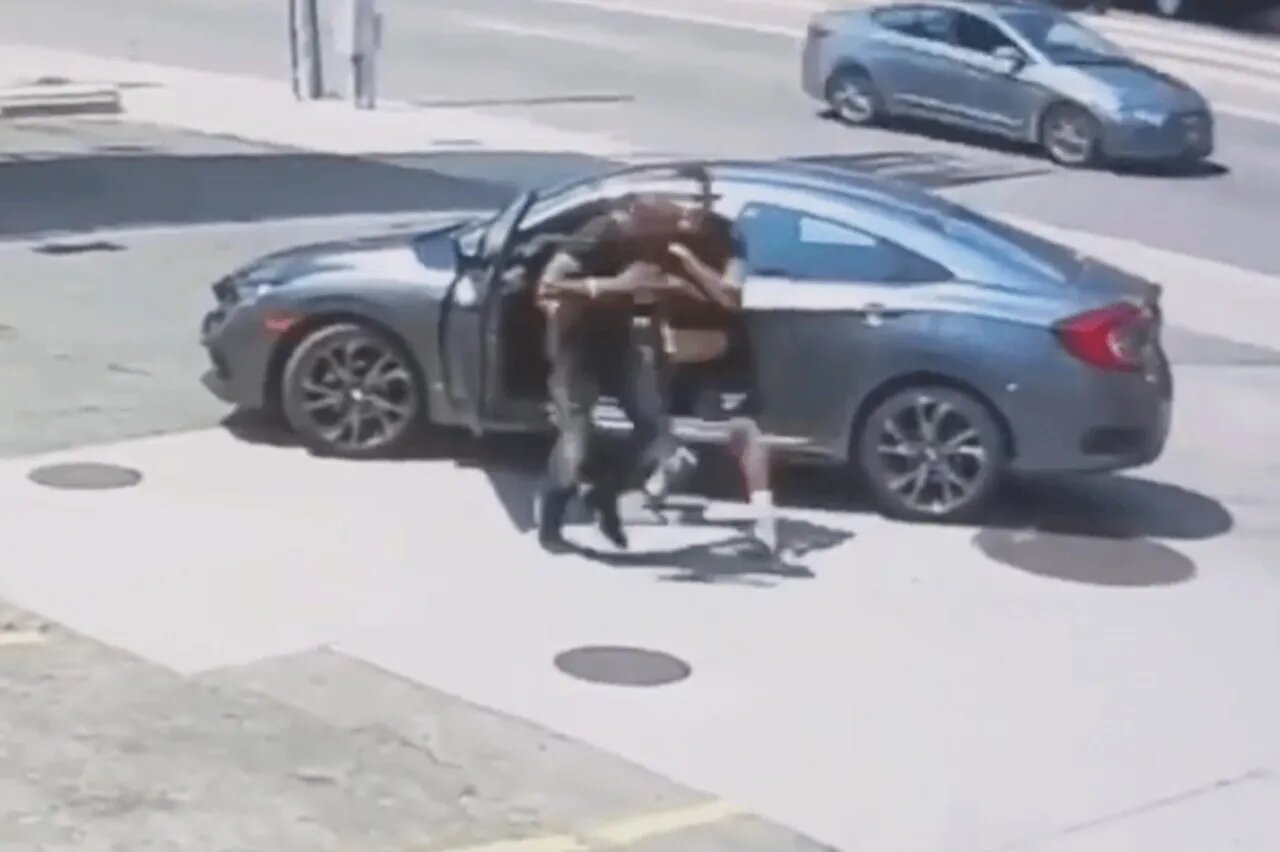 En video: ladrón intenta robarle su auto a luchador profesional y termina golpeado