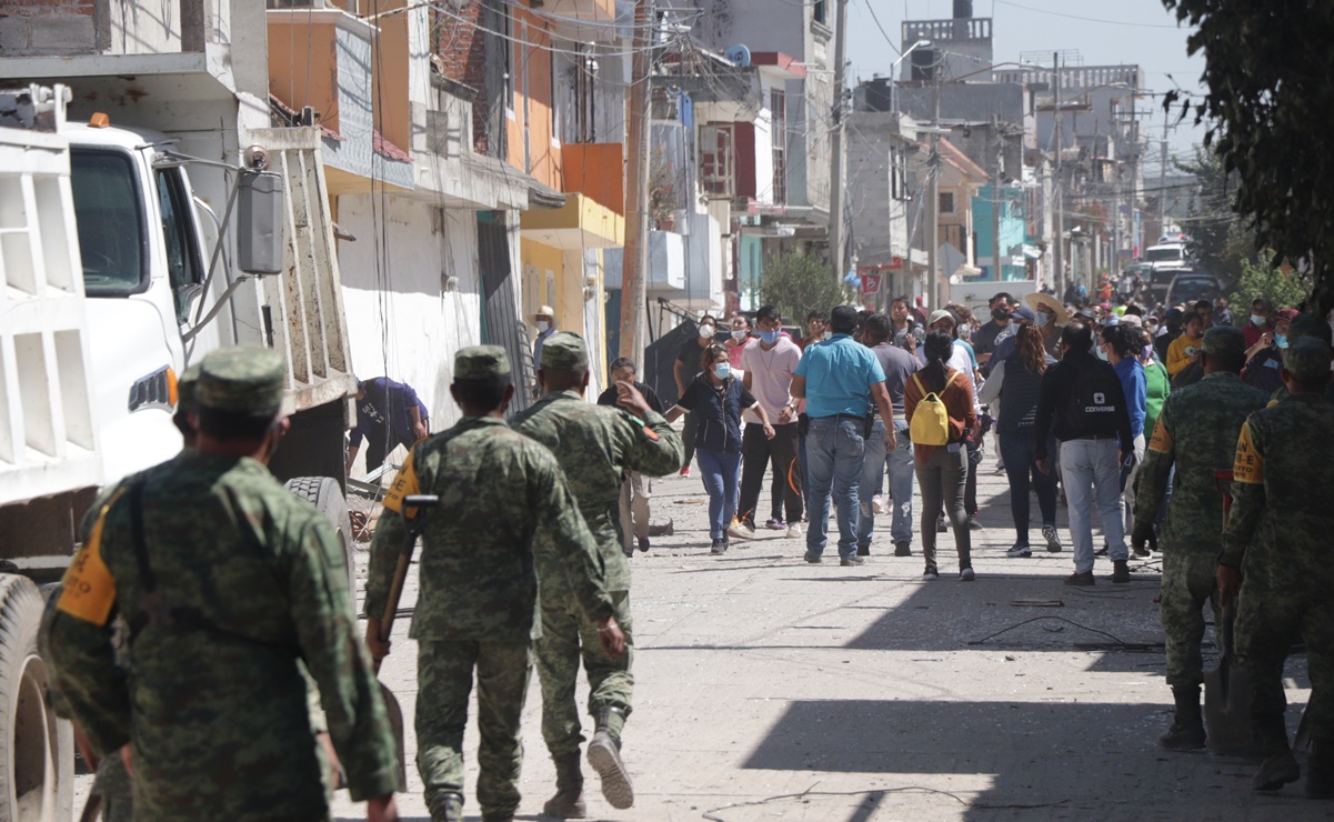 Habitantes rompen cerco de seguridad en zona cero de explosión en Puebla