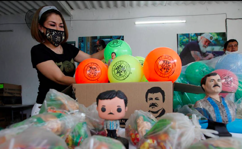 El Chapo’s daughter gifts toys inspired on the drug trafficker to children