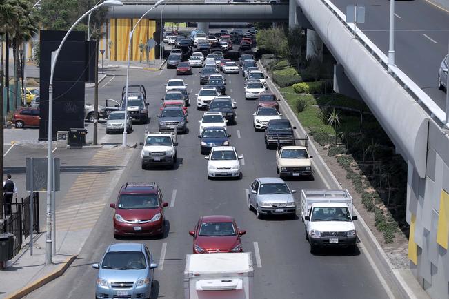 Patrullas ambientales vigilan que autos estén verificados 