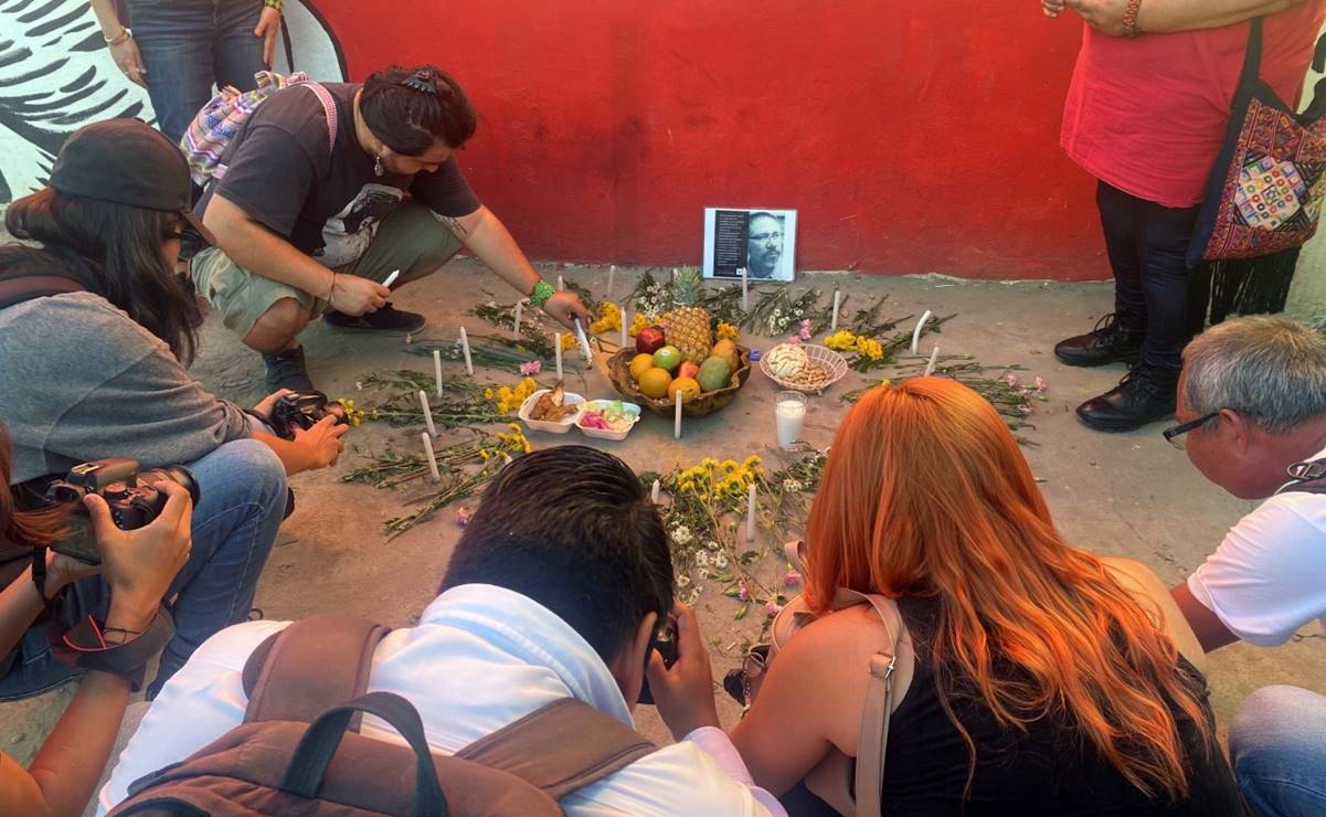 Colocan ofrendas en mural del periodista Javier Valdez en Culiacán, a 6 años de su muerte