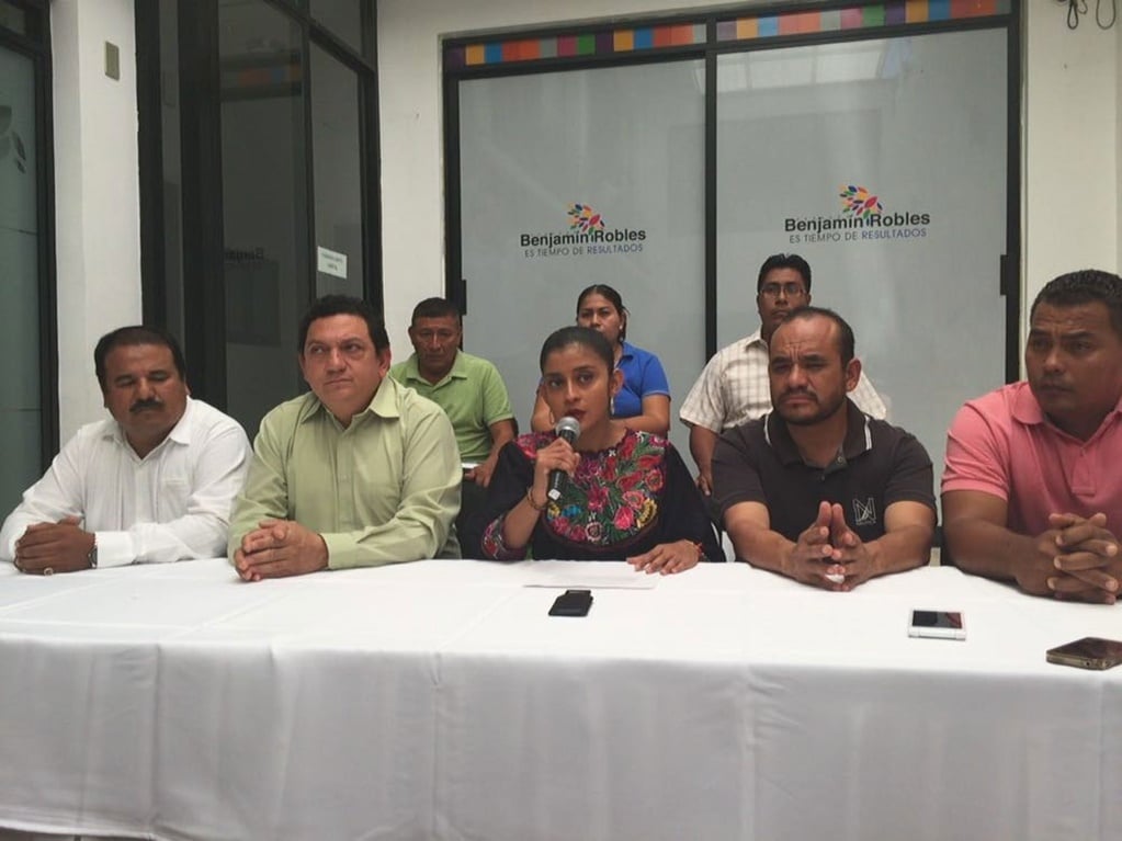 Renuncian precandidatos del PRD en Oaxaca 