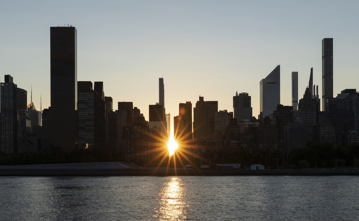 Manhattanhenge Inverso; el peculiar amanecer que se alinea en las calles de Nueva York