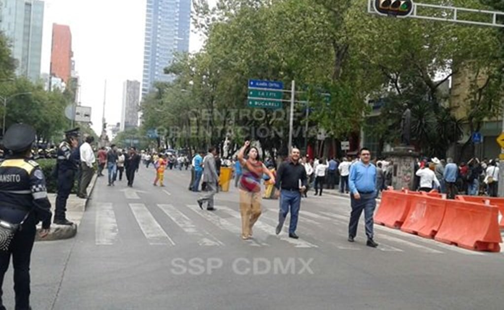 Marcha del SME llega a Sedesol; bloquean Paseo de la Reforma