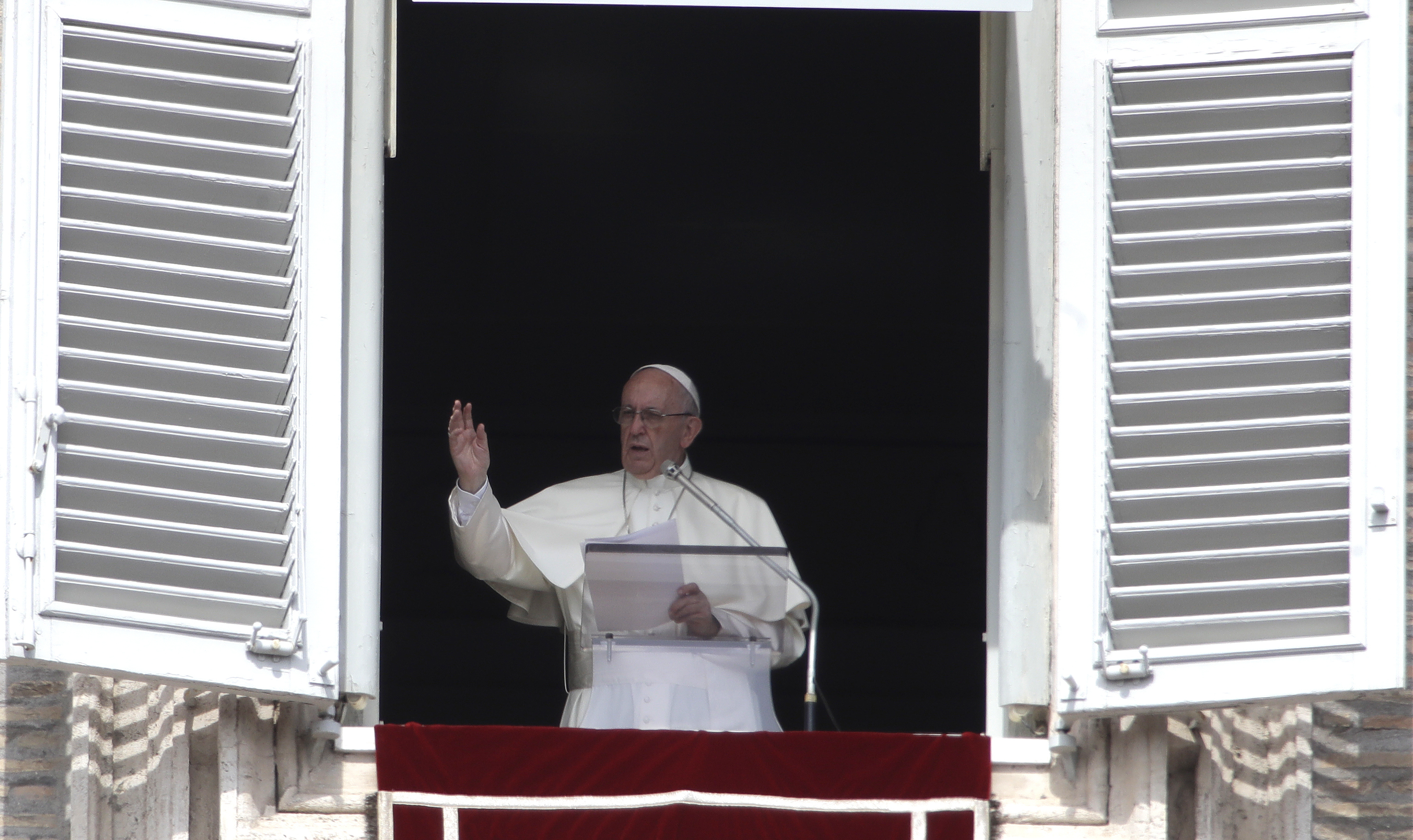 Papa condena las "fake news" y promueve el "periodismo de paz"