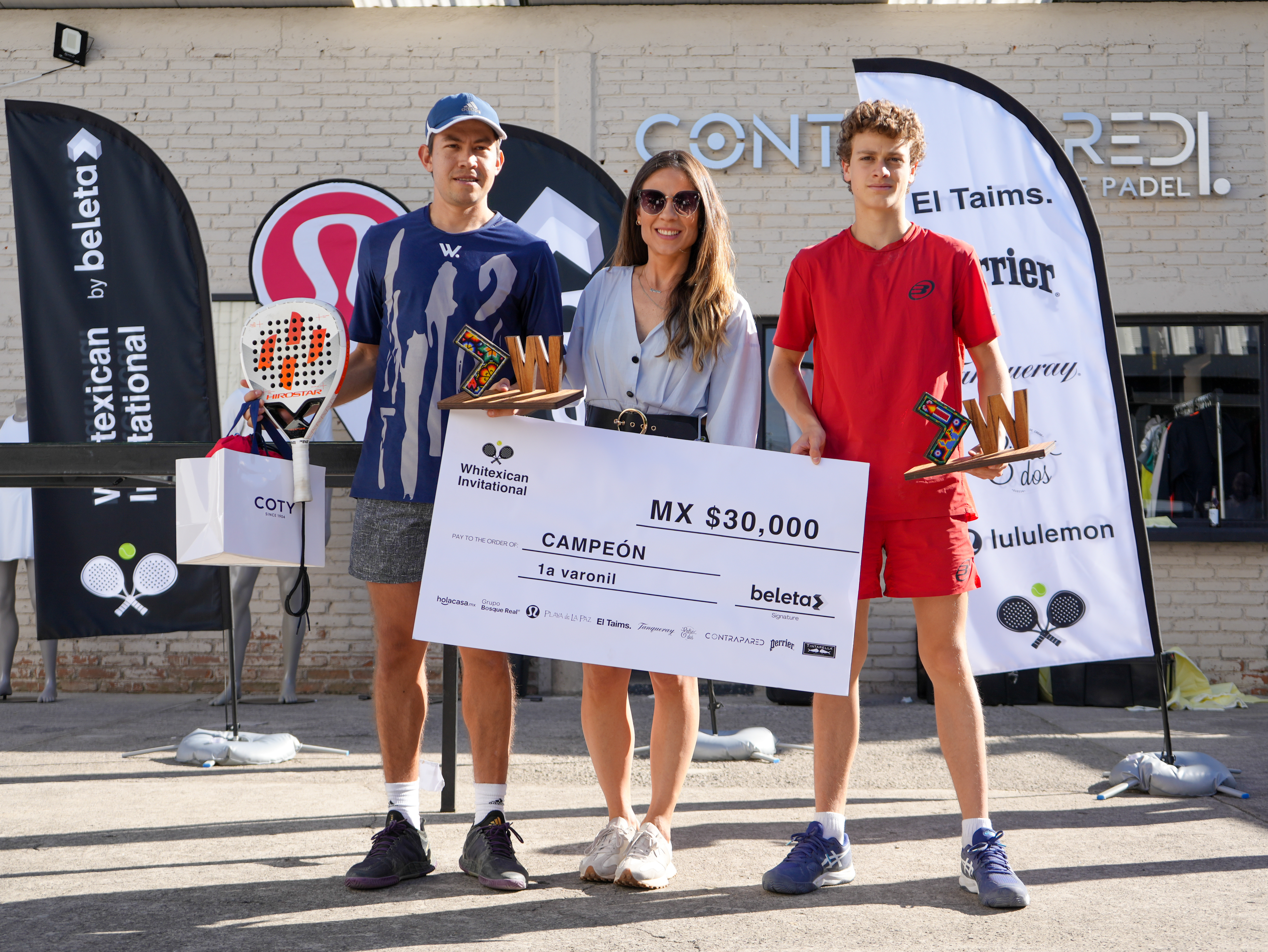 Amantes del pádel disfrutan en Contrapared