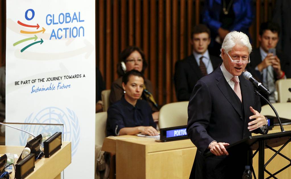 Clinton pide reconstruir Sanidad en zonas afectadas por ébola