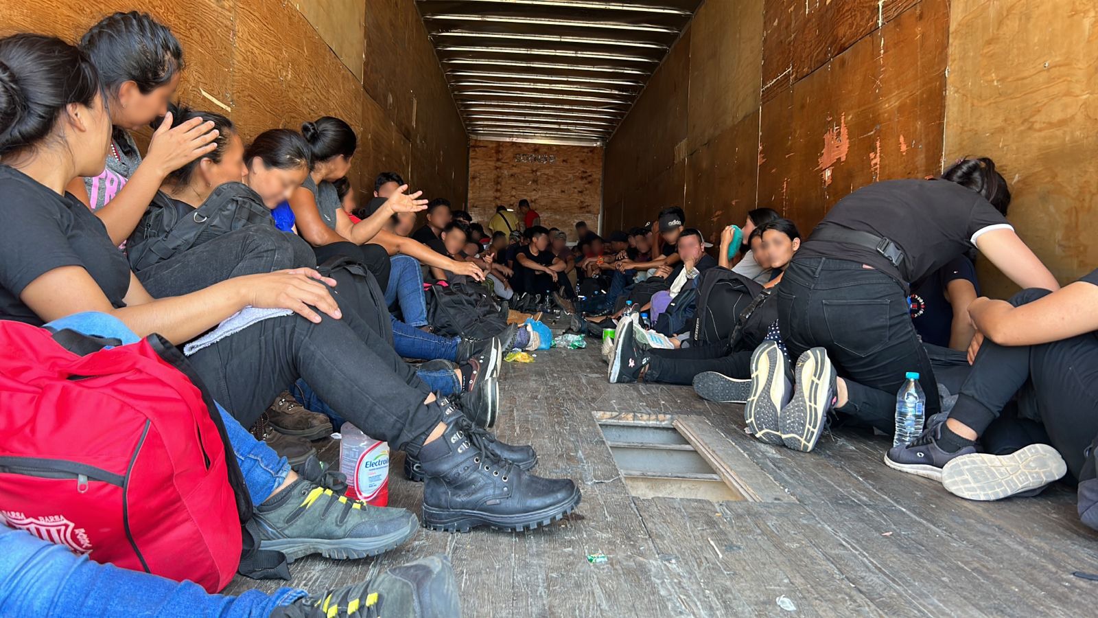 Rescatan a 64 migrantes abandonados en la caja de un tráiler sin agua ni alimentos en Nuevo León