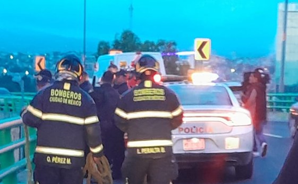 Hombre amenaza con aventarse desde el Segundo Piso del Periférico, pero servicios de emergencia logran impedirlo