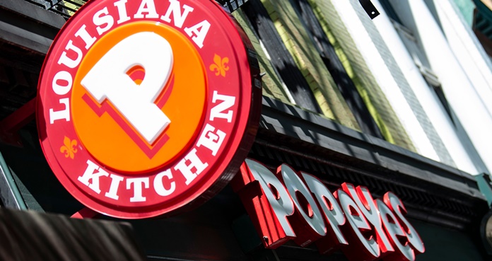 Por sándwiches de pollo, amenazan con pistola a empleados de Popeyes