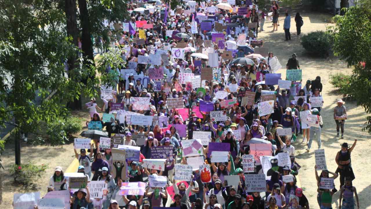 Queman puerta de palacio de Gobierno durante marcha del 8M en Zacatecas