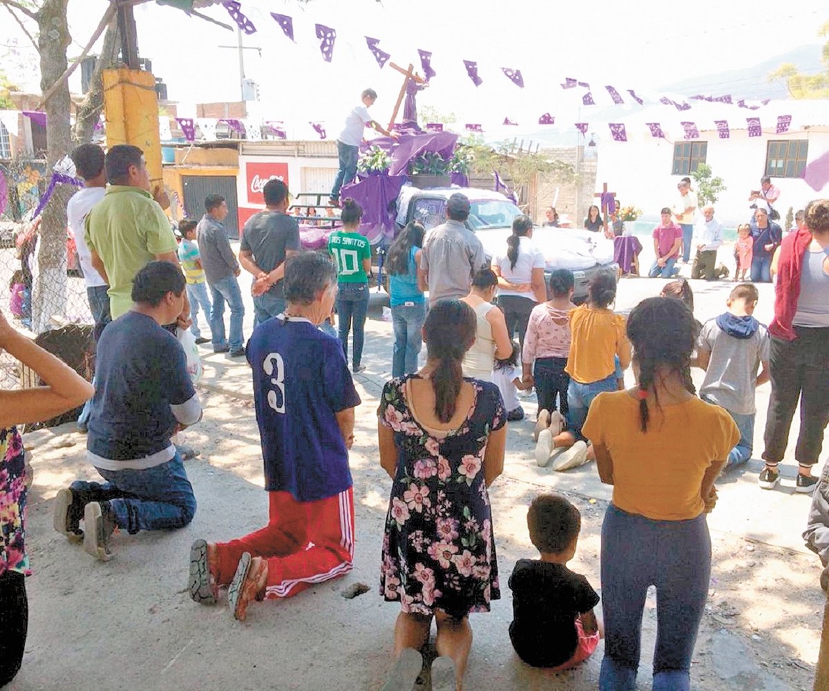 Celebran Viacrucis sin acatar medidas en Guerrero