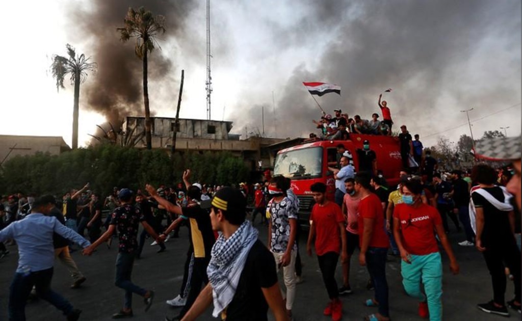 En medio de manifestaciones, bombardean aeropuerto de Basora, Irak