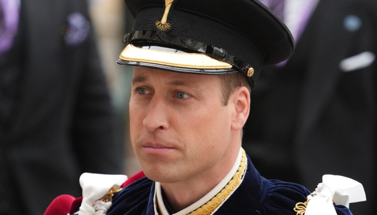 El tierno momento en que el príncipe William besa la mejilla de su padre, el rey Carlos III, en la coronación