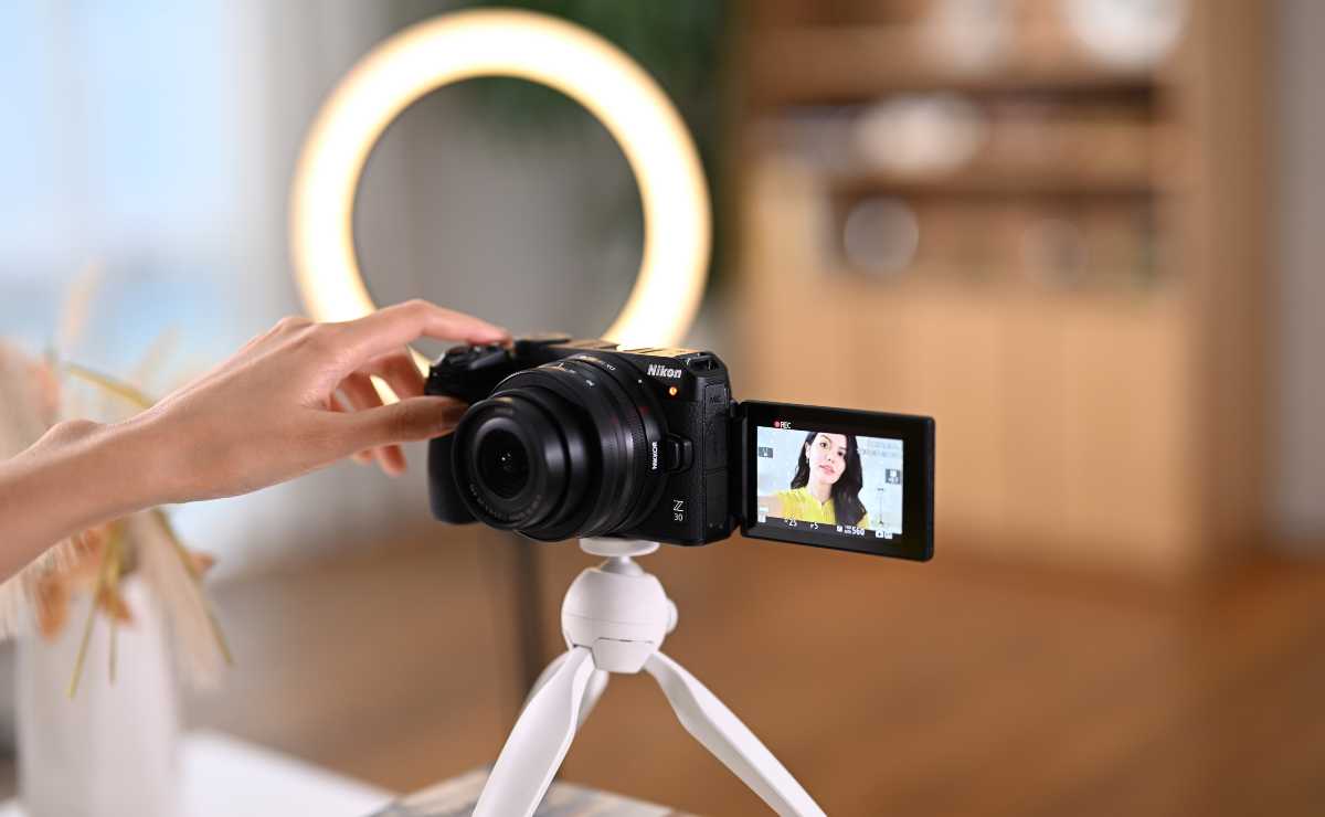 Nikon lanza cámara pensada para YouTube: así es la Nikon Z30