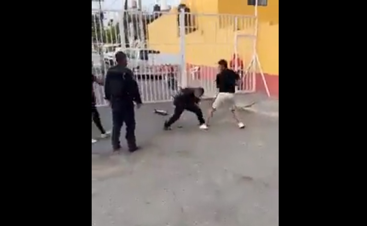 "Ya, ya estuvo”. Policía y civil se trenzan a golpes en calles de Ecatepec 