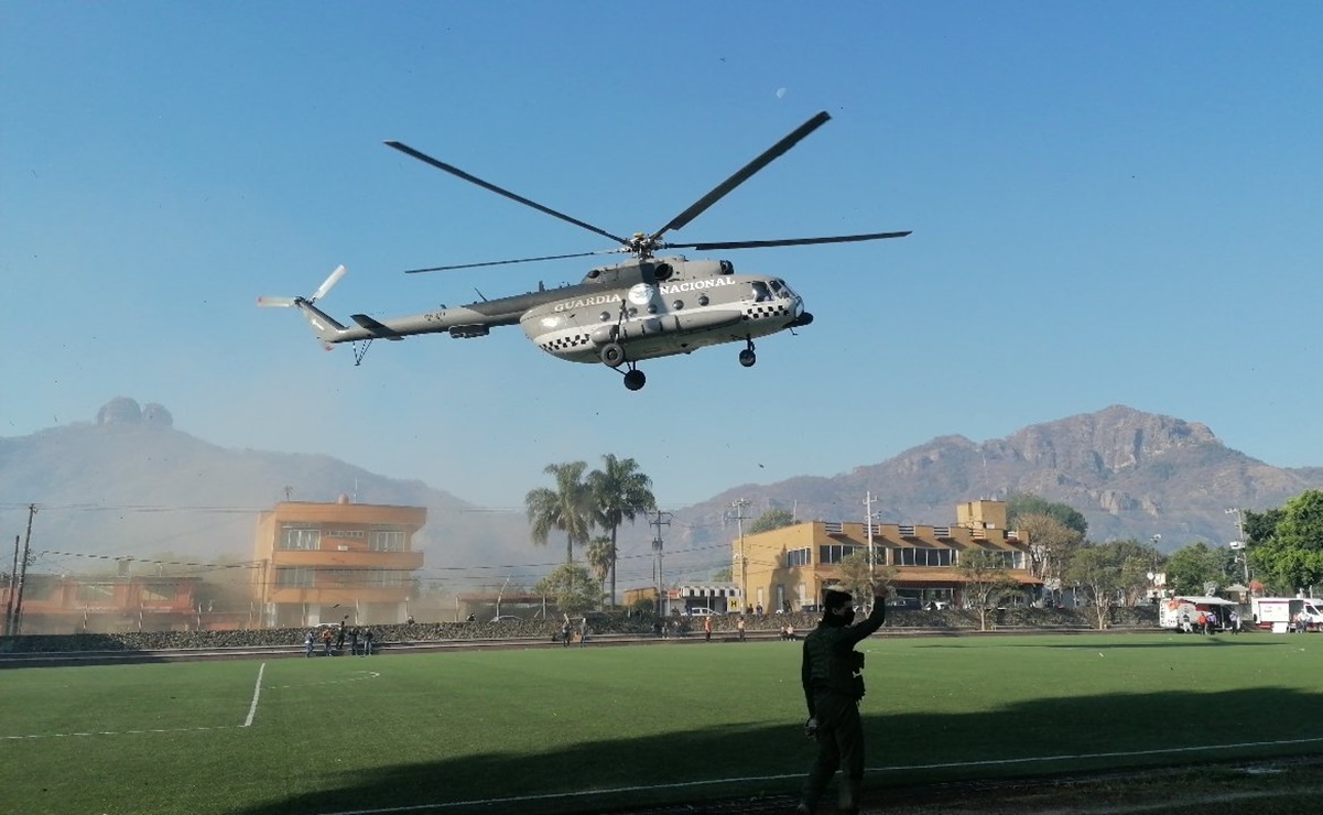 Guardia Nacional manda 2 helicópteros con helibalde para combatir incendio en cerro de Tepoztlán, Morelos