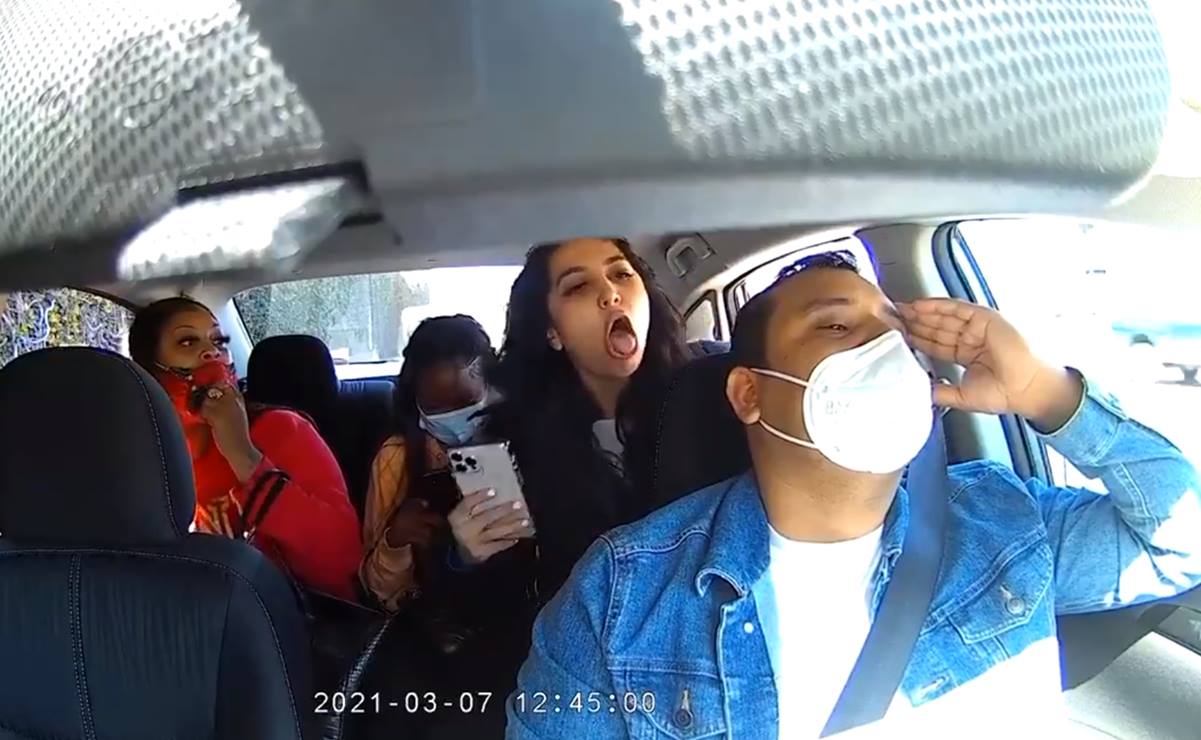 Video. Conductor de Uber pide a mujer usar cubrebocas, ella le tose y lo agrede