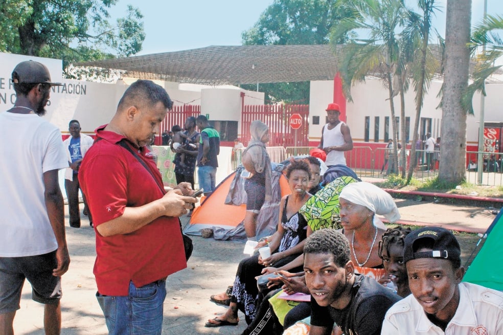 Más de 3 mil africanos, varados en frontera sur