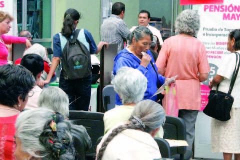 Presenta Domínguez paquete económico 