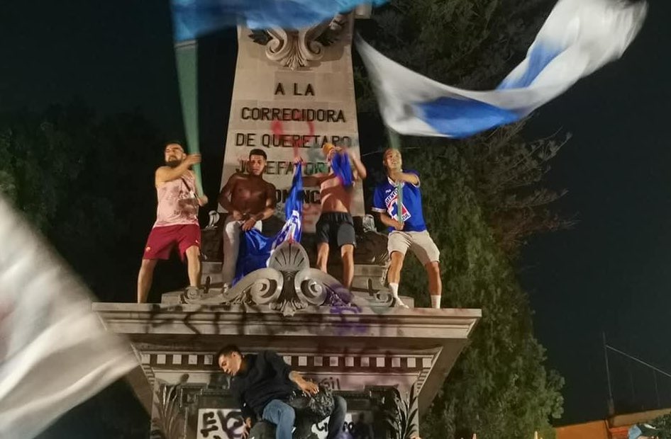 Video. "Nosotros no salimos encuerados, ni andamos dañando monumentos"