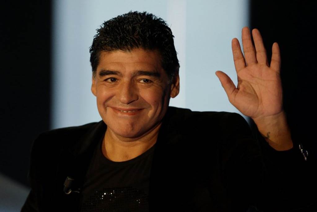 Maradona acepta presidencia de ONG ofrecida por la Reina Isabel II