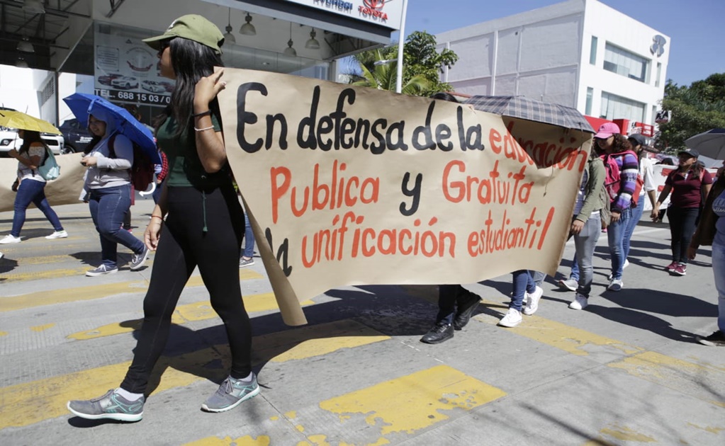 Marchan en Oaxaca en apoyo a la UNAM