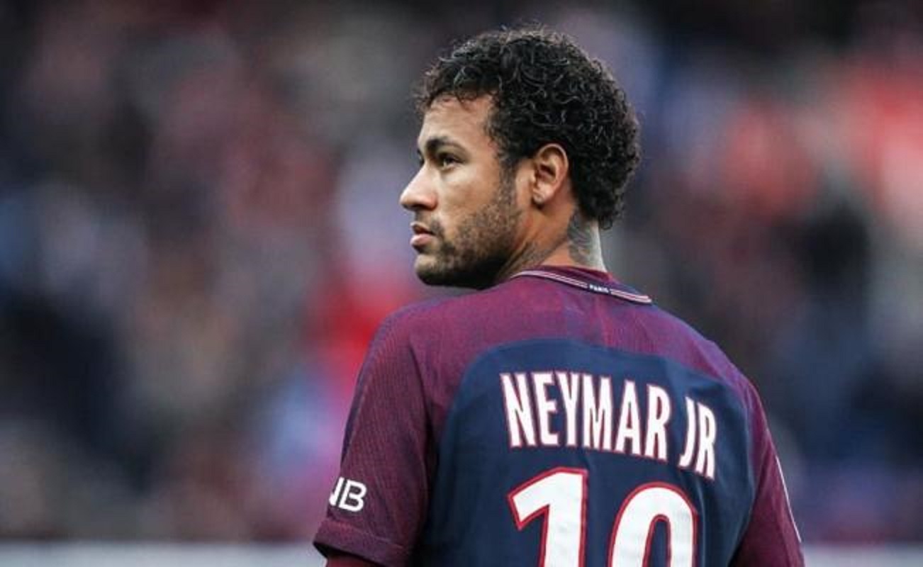 Neymar da un paseo en bicicleta tras dejar las muletas