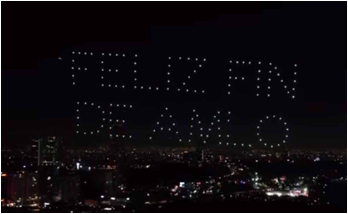 VIDEO: "Feliz fin de AMLO", lanza mensaje Xóchitl Gálvez con drones en el cielo