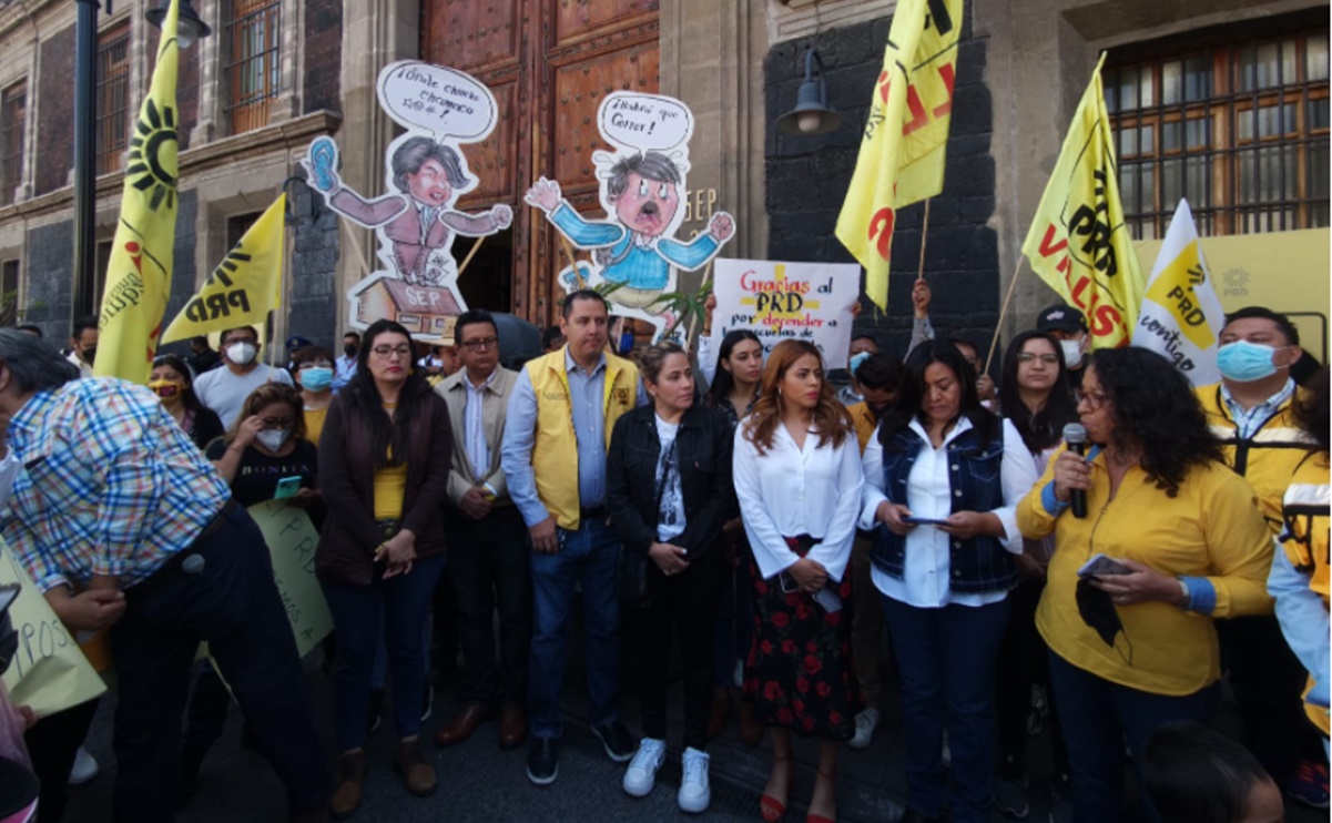 Perredistas se manifiestan frente a la SEP tras obtener amparos en favor de escuelas de tiempo completo